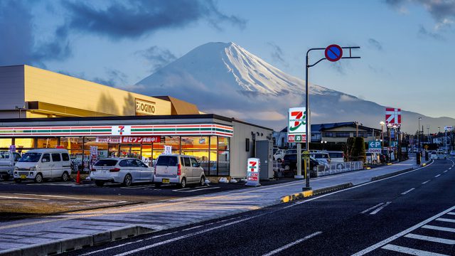 Withdrawing cash at Japan's convenience stores